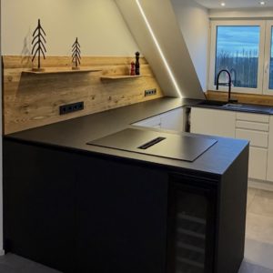 Moderne Küche nach Maß in Schwarz & Eiche | Wood-Design