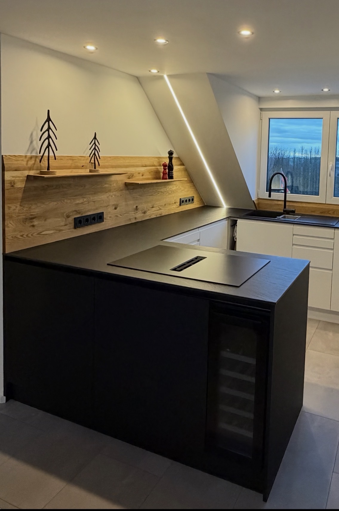 Moderne Küche nach Maß in Schwarz & Eiche | Wood-Design