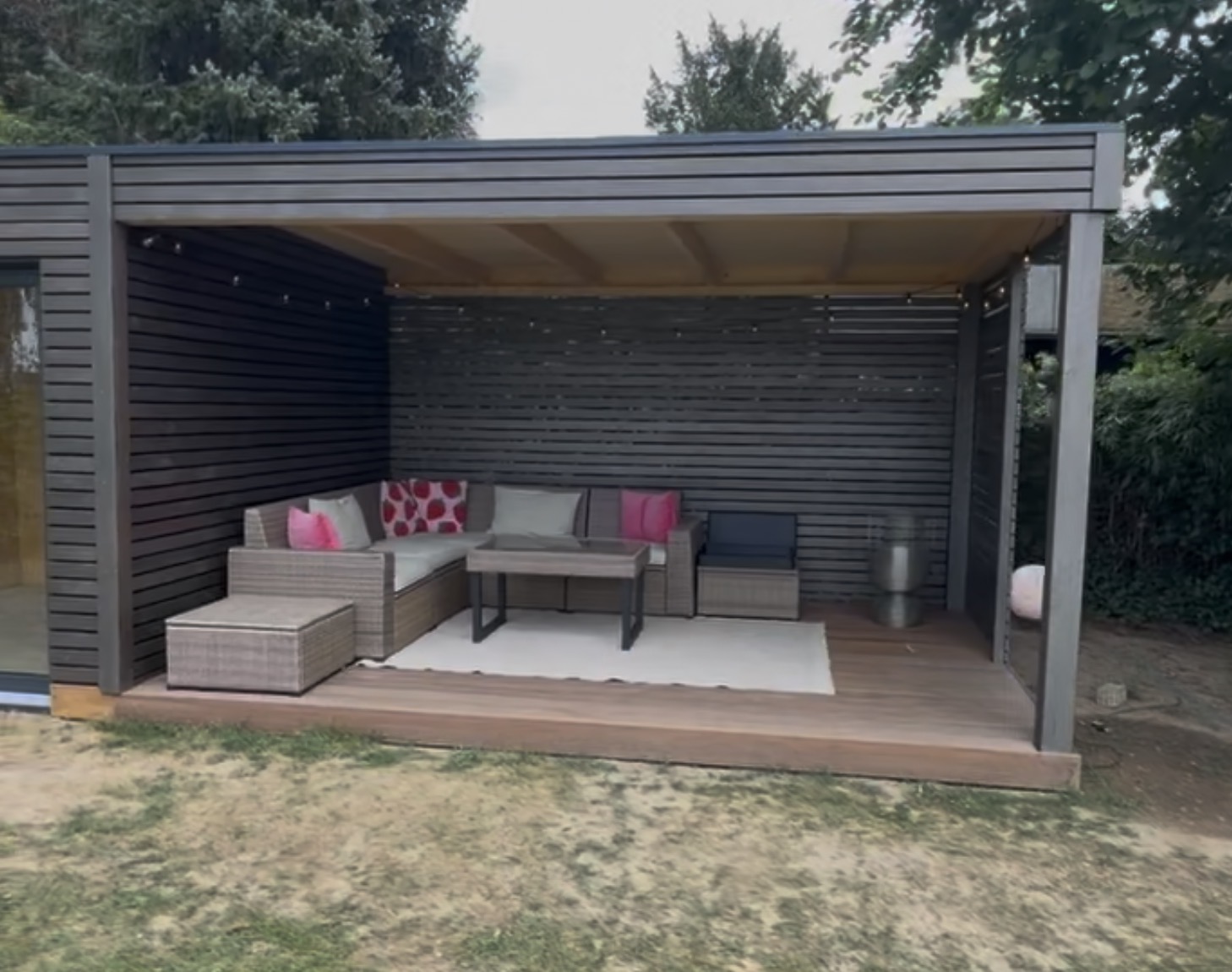 Garten-Lounge mit geschlossenem Gartenraum – Bild 9