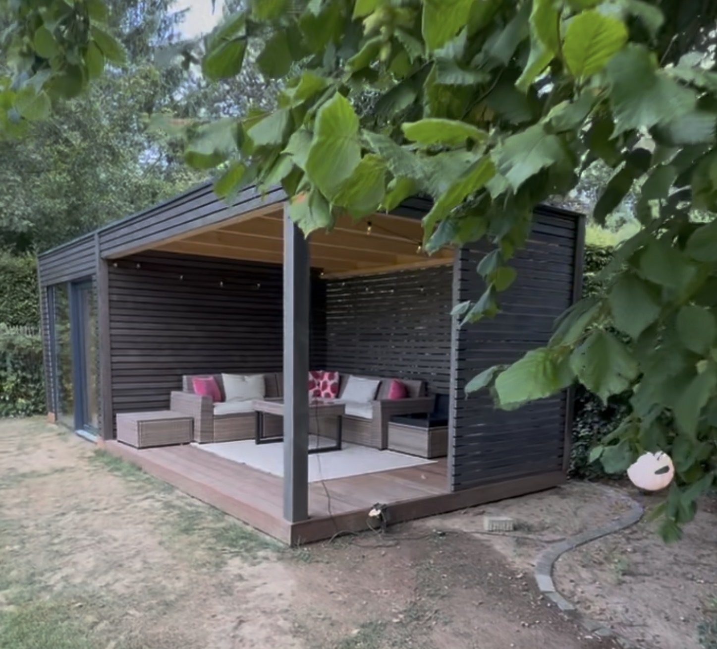 Garten-Lounge mit geschlossenem Gartenraum – Bild 4