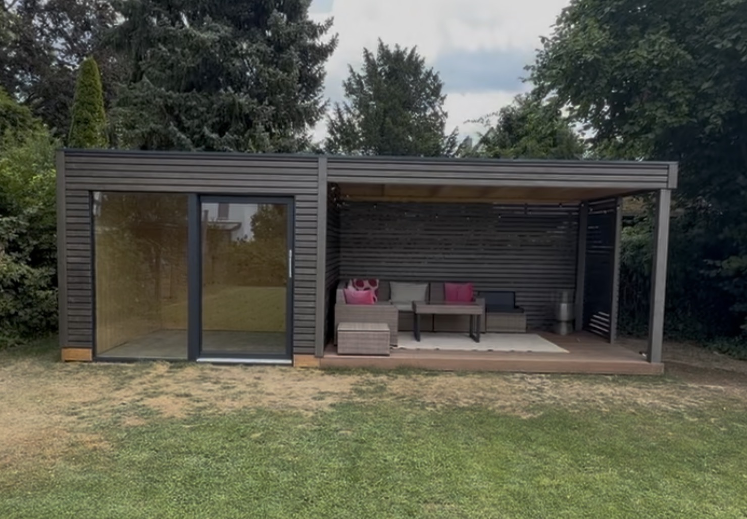 Garten-Lounge mit geschlossenem Gartenraum