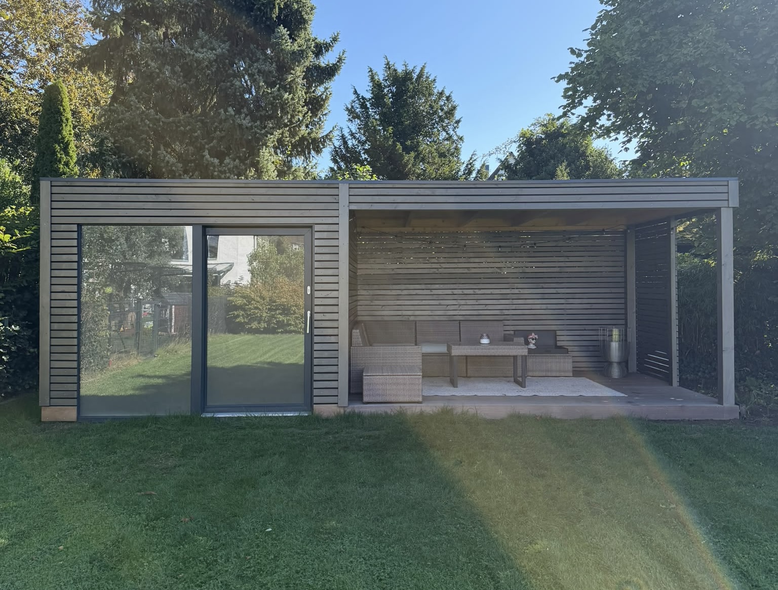 Garten-Lounge mit geschlossenem Gartenraum