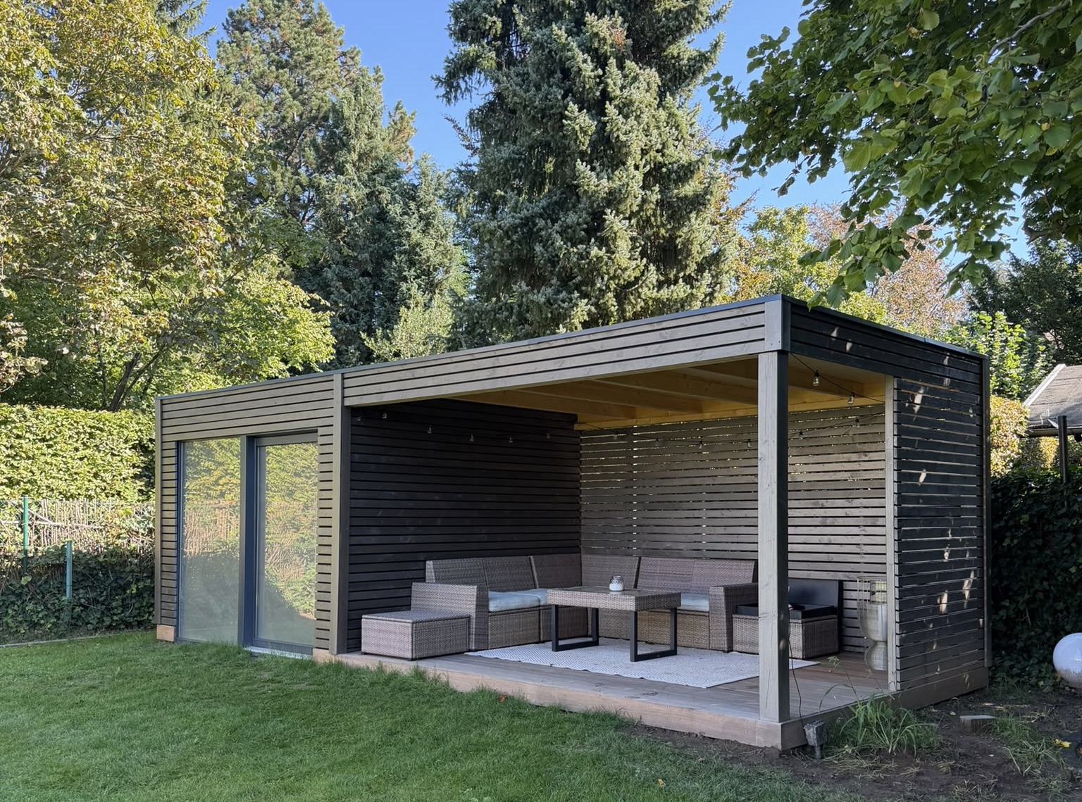 Garten-Lounge mit geschlossenem Gartenraum – Bild 2